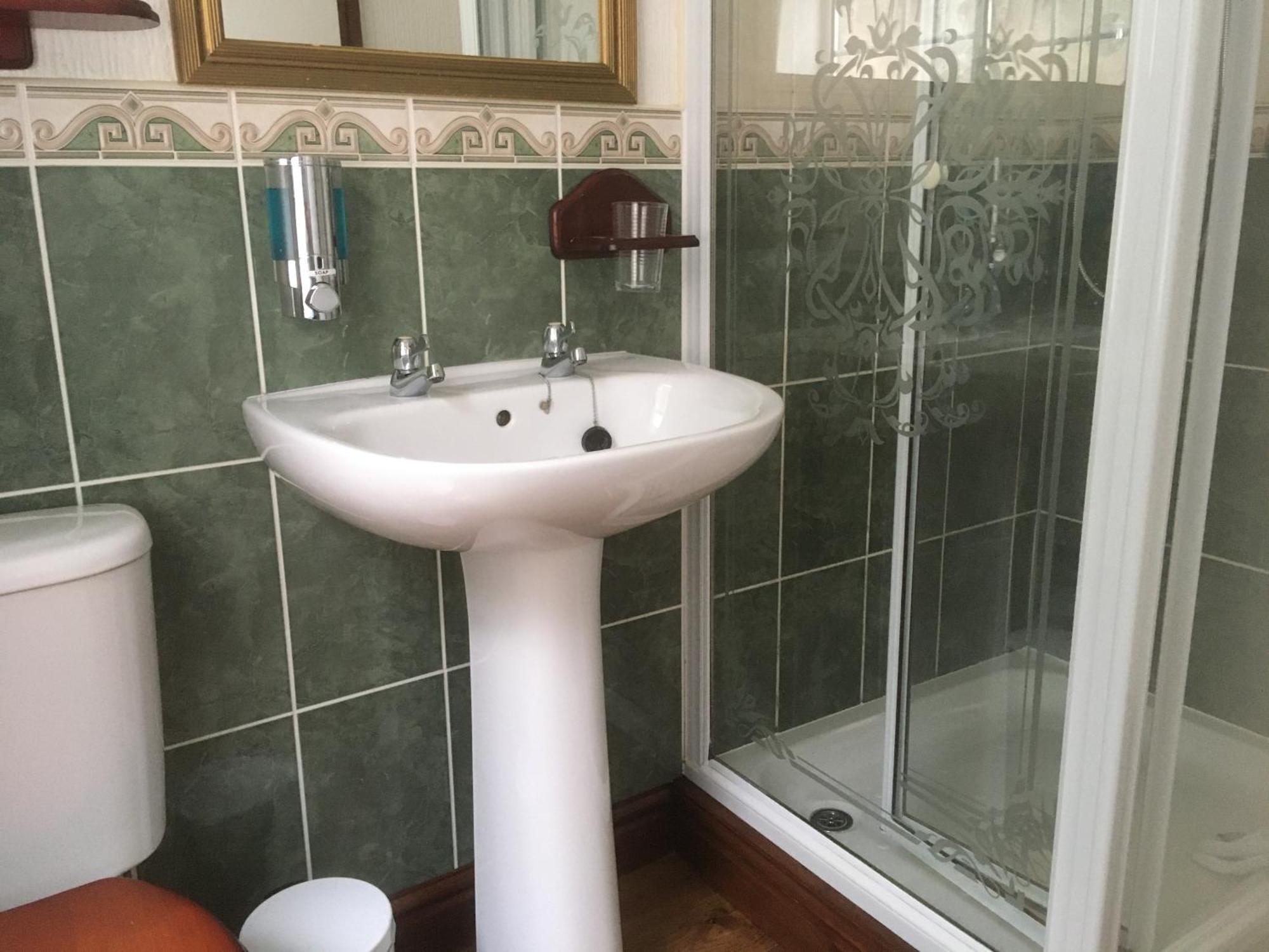 Grove House Guest House Телфорд Екстериор снимка