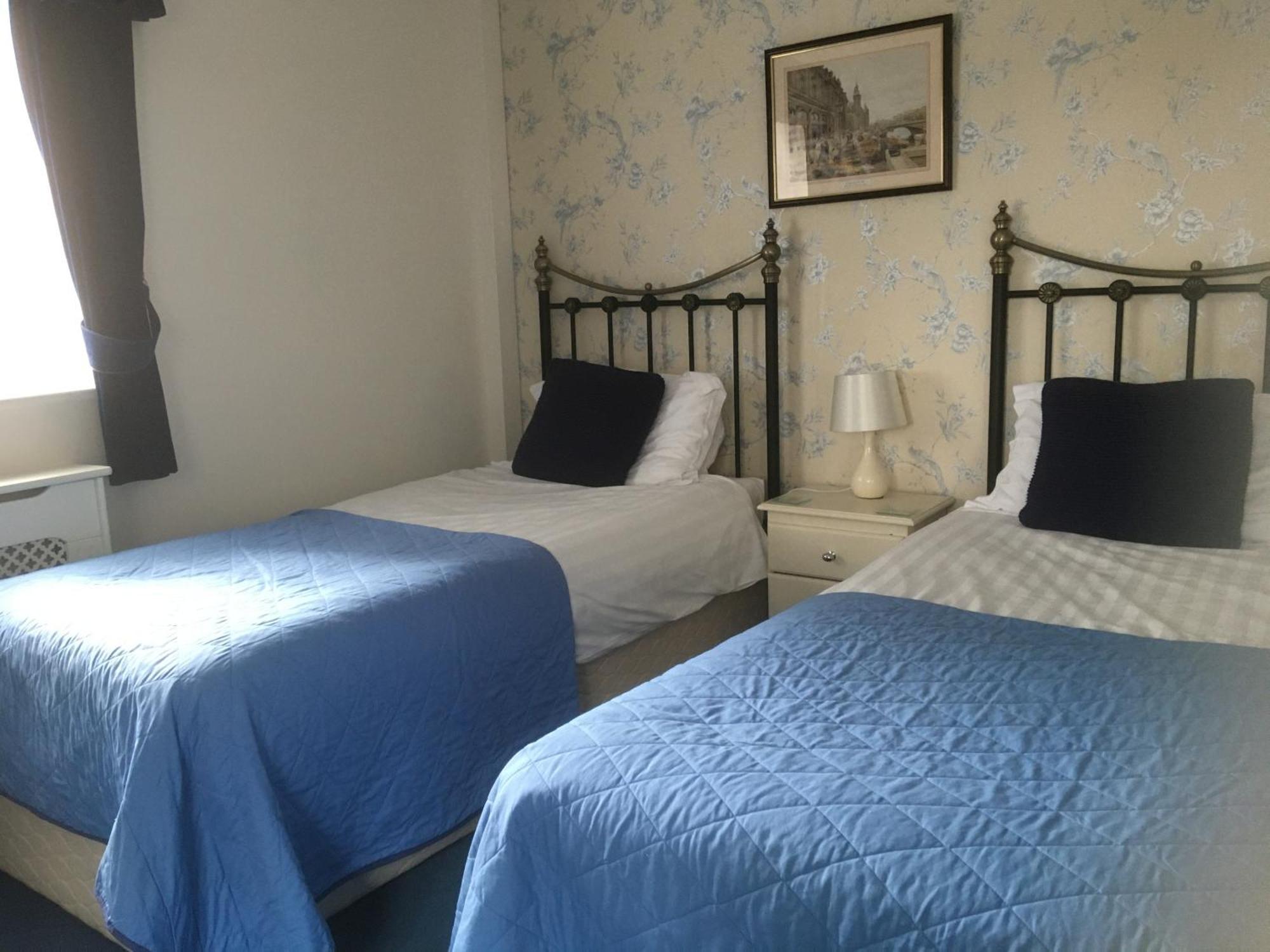 Grove House Guest House Телфорд Екстериор снимка