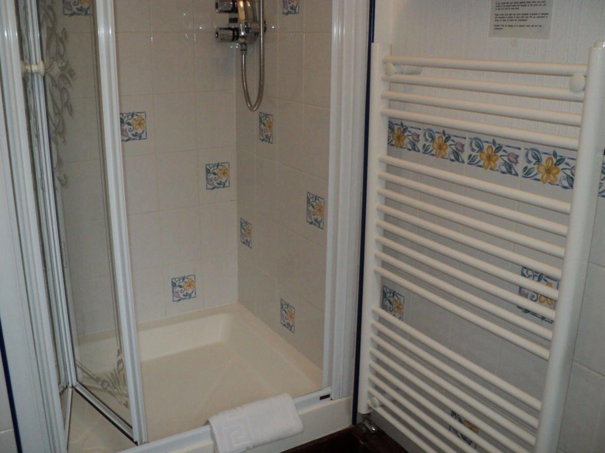 Grove House Guest House Телфорд Екстериор снимка