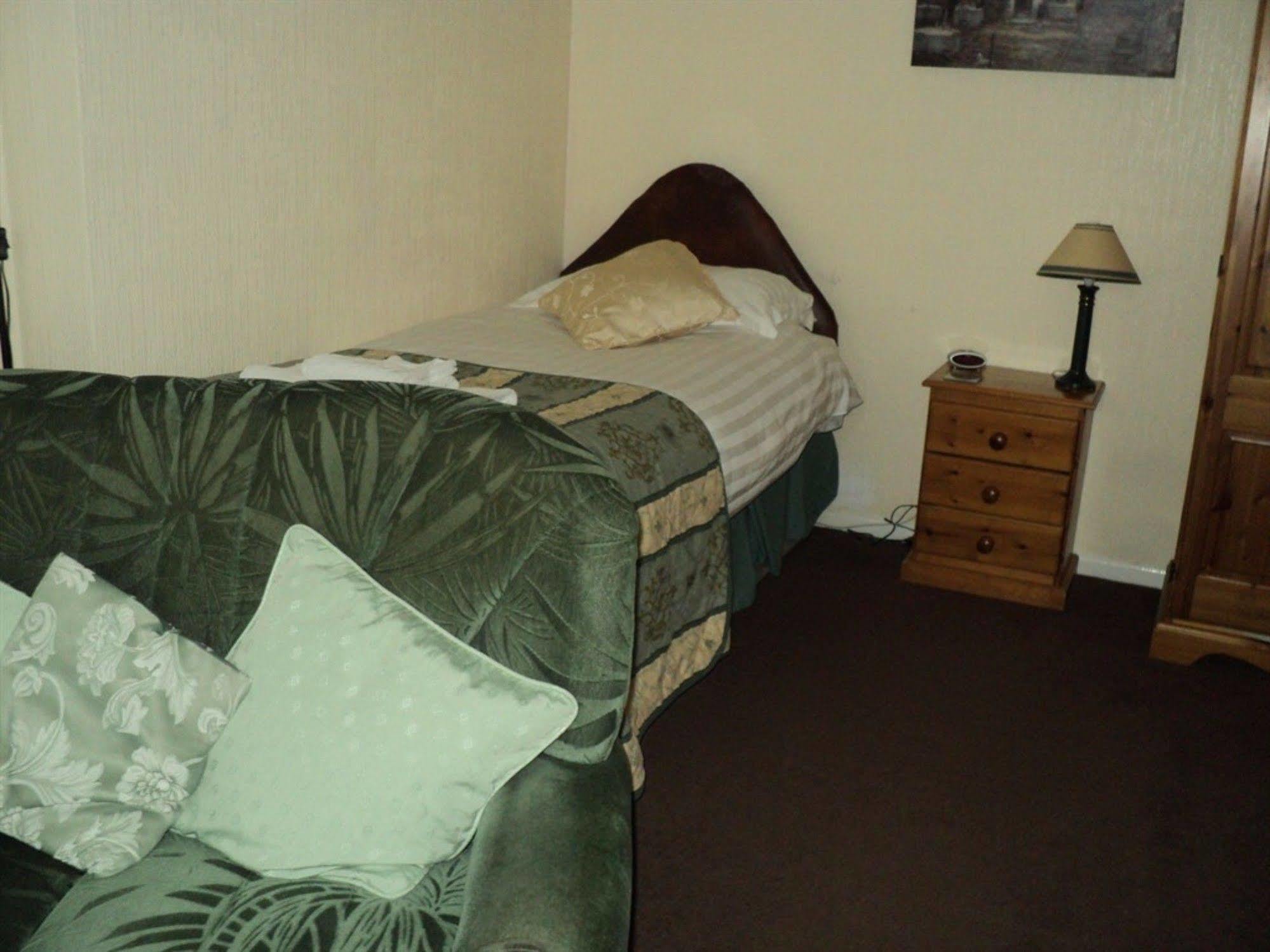 Grove House Guest House Телфорд Екстериор снимка