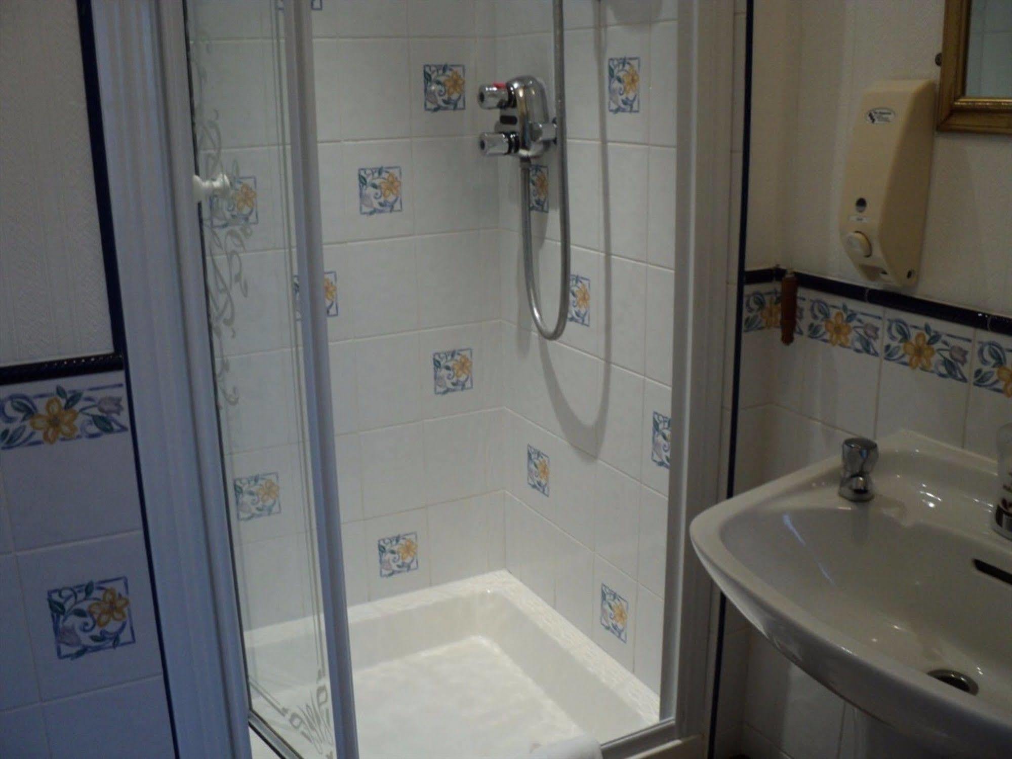 Grove House Guest House Телфорд Екстериор снимка