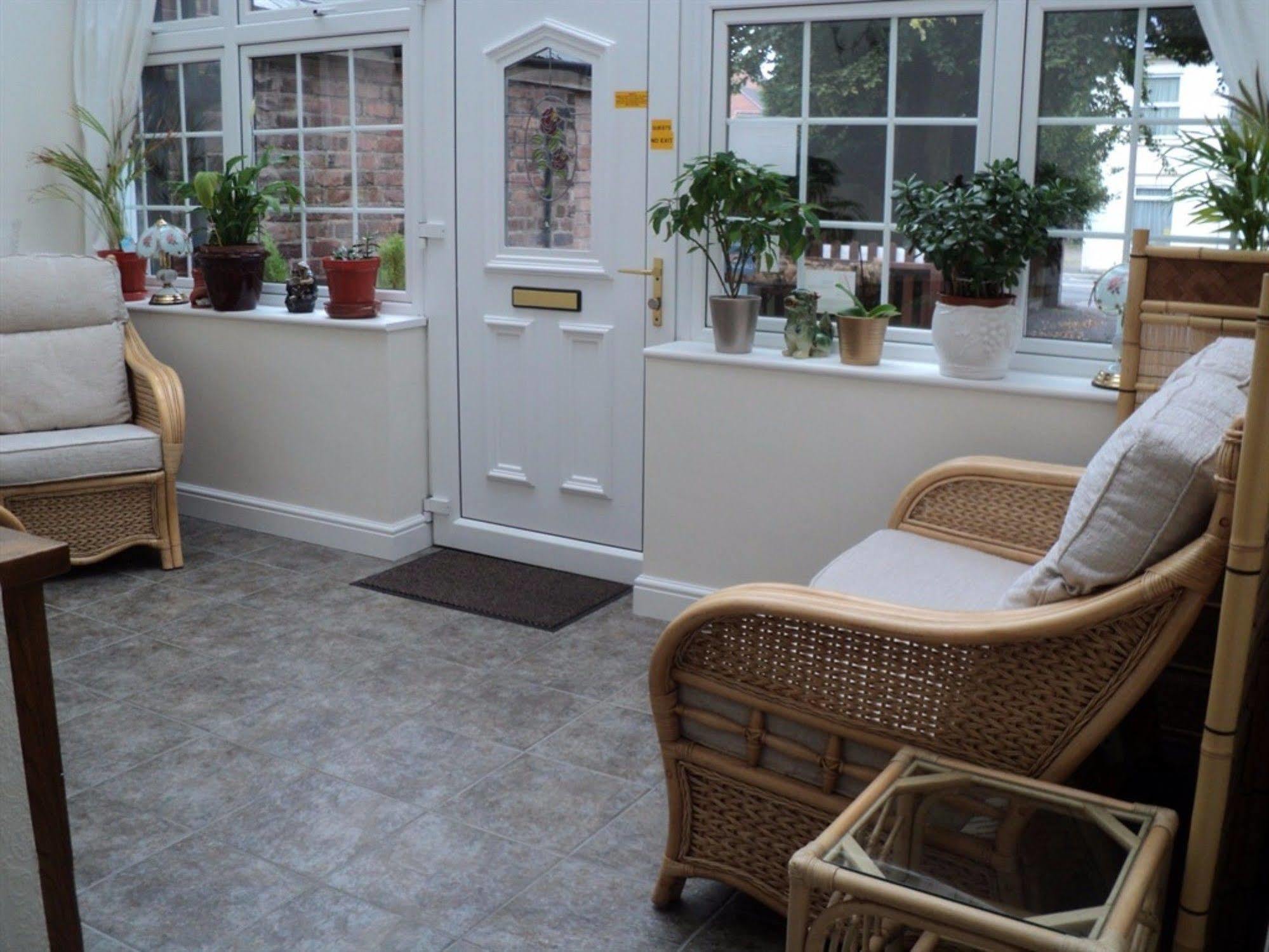 Grove House Guest House Телфорд Екстериор снимка